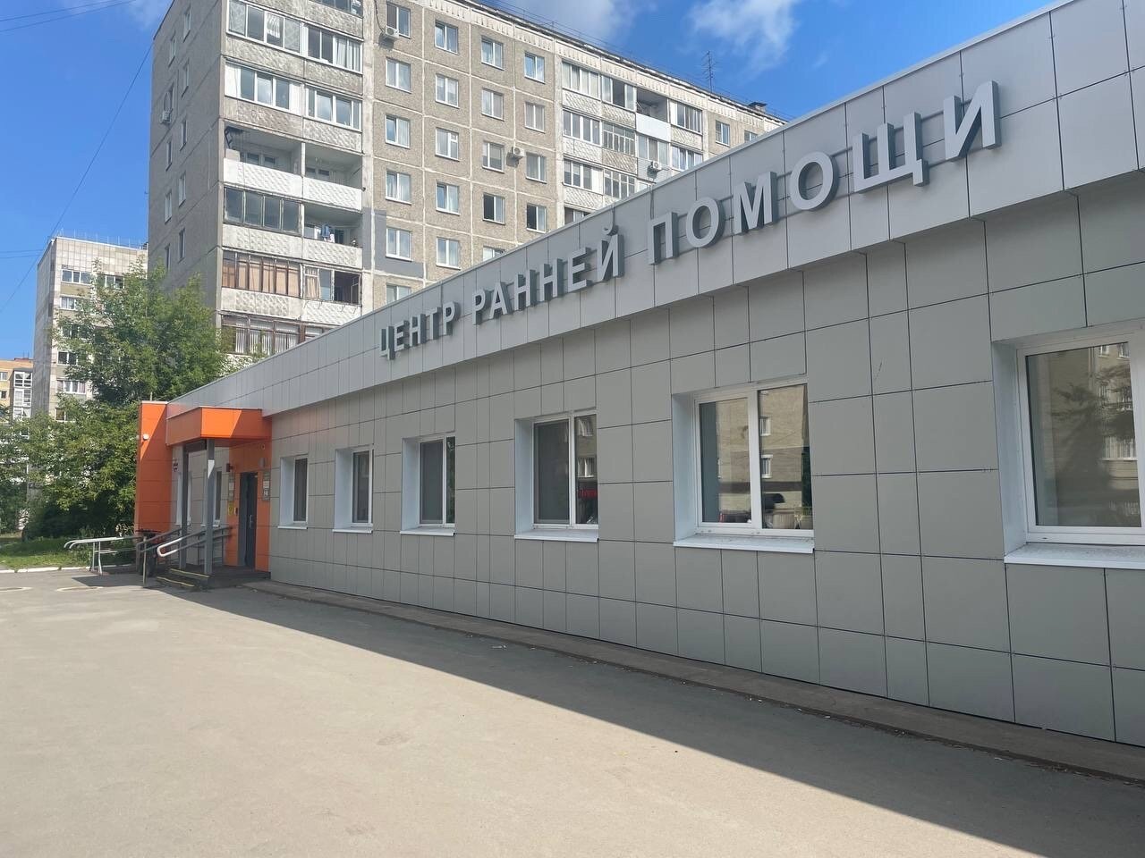 Счастливый ребёнок играет с родителями в светлой комнате